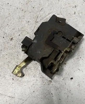 BMW 5 E34 Front door lock 81047810