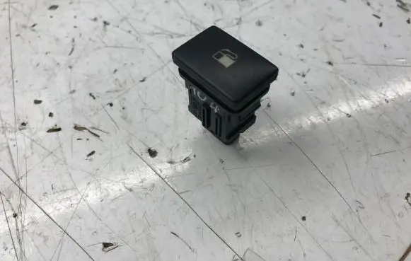 Toyota Avensis T270 Fuel tank opening switch 8484105020 15C252