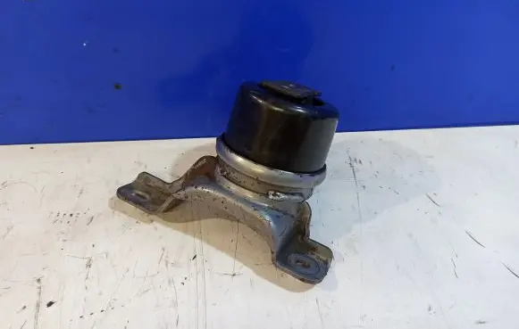 Volvo S80 Engine mount bracket 30671245