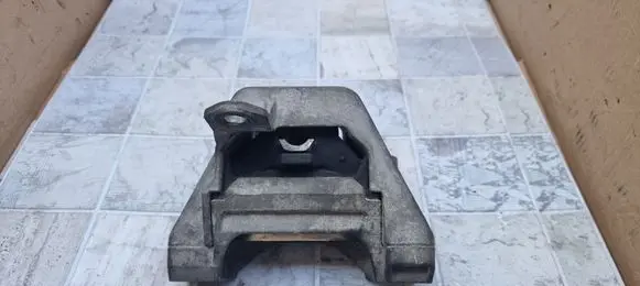 Opel Vectra C Engine mount bracket 210446110