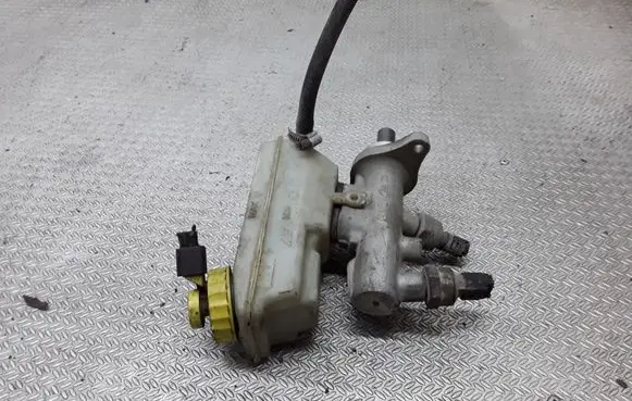 Master brake cylinder