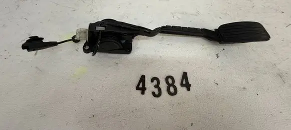 Accelerator throttle pedal