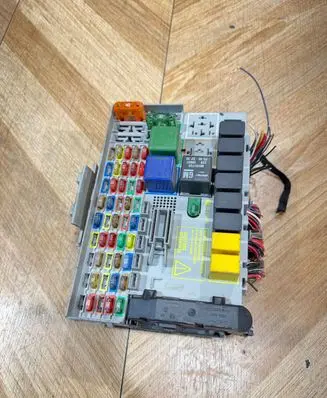 Opel Zafira A Fuse box set 24412497