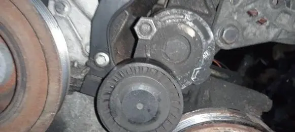 Renault Scenic II - Grand scenic II Generator/alternator belt tensioner