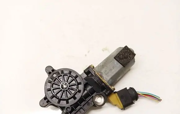 Volvo S60 Front door window regulator motor 101354XXX