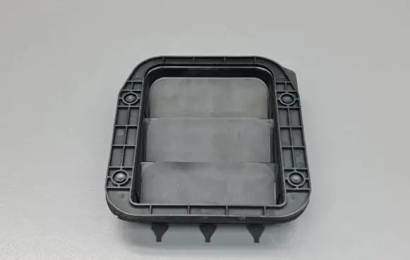 Quarter panel pressure vent
