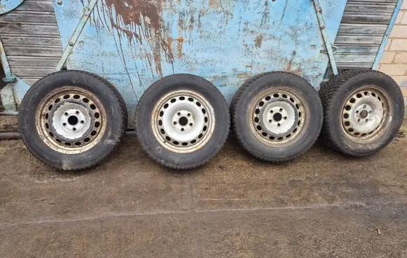 Volkswagen Caddy R15 winter/snow tires with studs 2K0601027 1956515