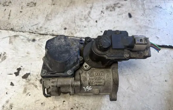 Volkswagen Golf V EGR valve 03G129637A