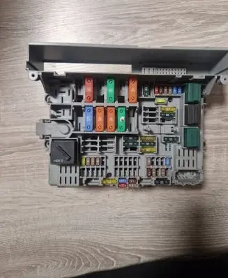 BMW 1 E81 E87 Fuse module 90101802 6906624