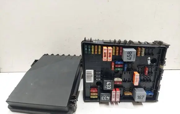 Audi A3 S3 8P Fuse module 1K0937124H 1K0937132D 013949432
