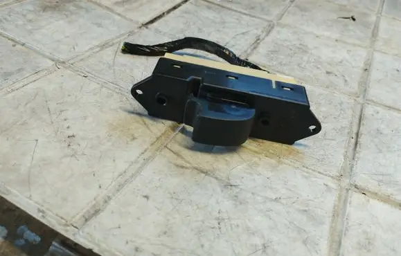 Mitsubishi Grandis Electric window control switch 8608A024