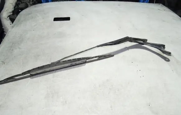 BMW 7 E38 Front wiper blade arm 8352020 61618352020