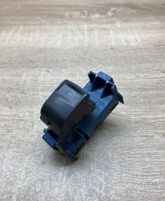 Toyota Avensis T270 Electric window control switch 8481005070