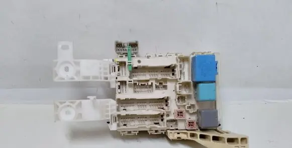 Toyota Yaris Fuse module 5G220428 5G150140