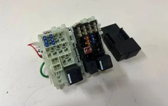 Ford Mondeo MK IV Fuse module 6G9T14B192CA 1060A3 14K131B