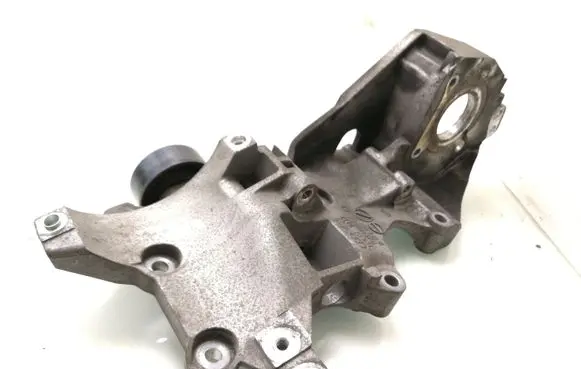 Volkswagen Golf VI Generator/alternator bracket 03L903143K
