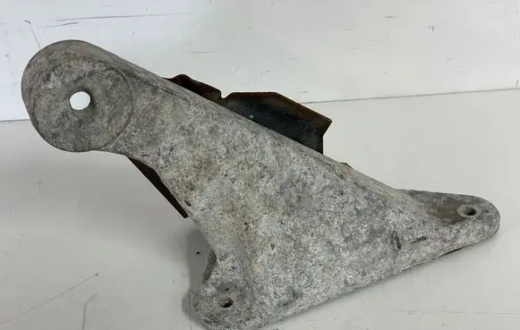 BMW X3 E83 Engine mounting bracket 6750852