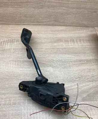 Volkswagen PASSAT B5 Accelerator throttle pedal 8D2721523 6PV007770 WITHPLUG
