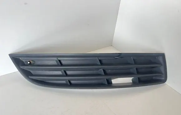 Volkswagen PASSAT B6 Front bumper lower grill 3C0853666
