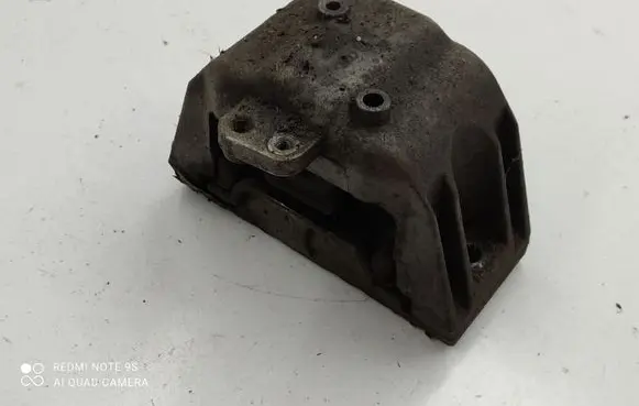 Volkswagen Golf IV Engine mount bracket