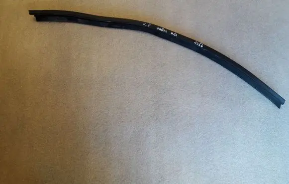 Renault Kadjar Rubber seal front door window/glass 