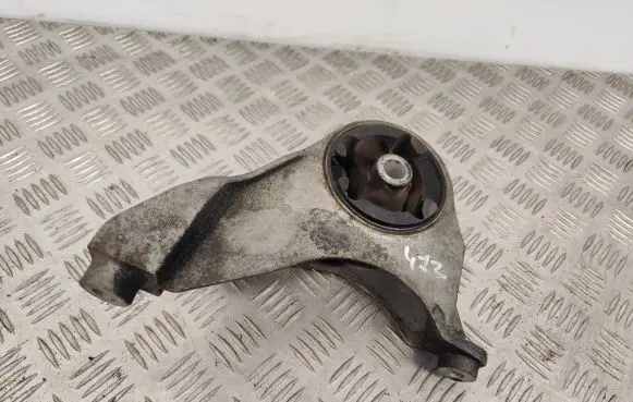 Chevrolet Captiva Engine mount bracket