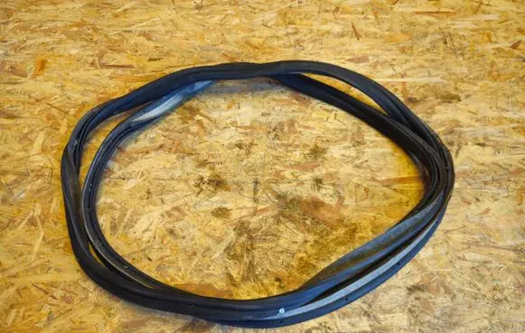 Volkswagen Golf VII Trunk rubber seal (body)