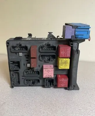 Volkswagen Golf Plus Fuse module 8200283812 518832019 8200004201E