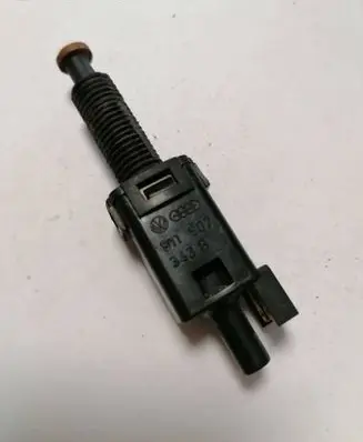 Volkswagen PASSAT B5 Brake pedal sensor switch 811907343B