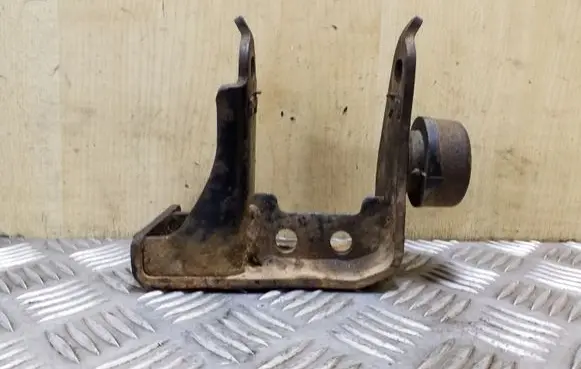 Gearbox mounting bracket