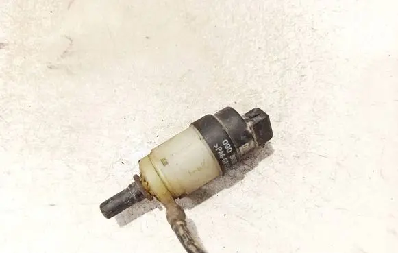 Opel Vectra B Windscreen/windshield washer pump 090508705