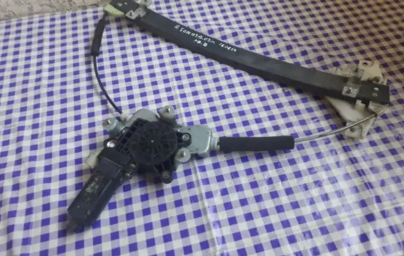 Hyundai Sonata Front door window regulator with motor