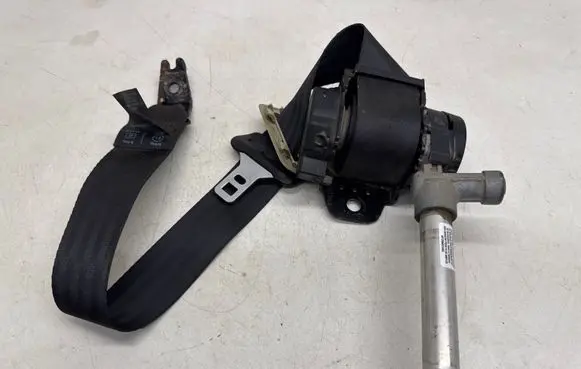 Volvo S80 Rear seatbelt 8639762