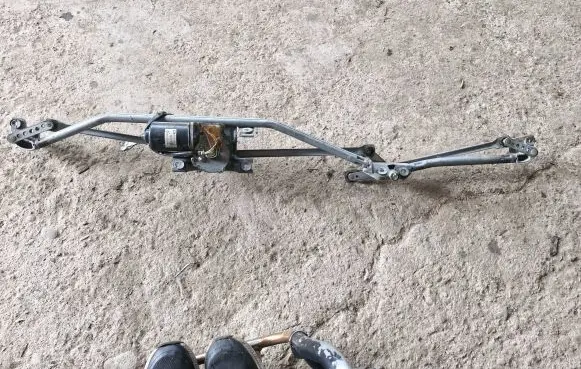 Opel Zafira A Front wiper linkage and motor