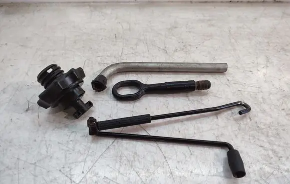 Volkswagen Golf VII Tool set 