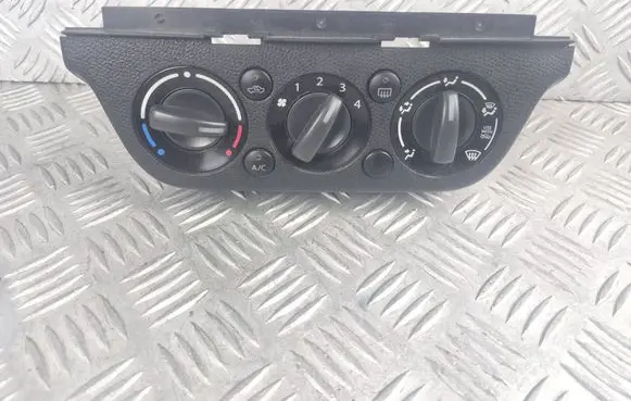 Suzuki Swift I Climate control unit