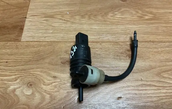 Volkswagen PASSAT B5 Windscreen/windshield washer pump