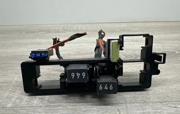 Volkswagen PASSAT CC Relay mounting block 1K1937503A