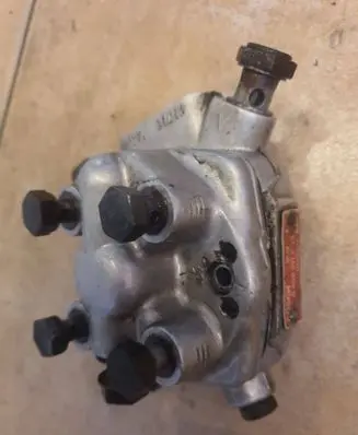 Audi 80 90 B3 Fuel distributor 0438101035