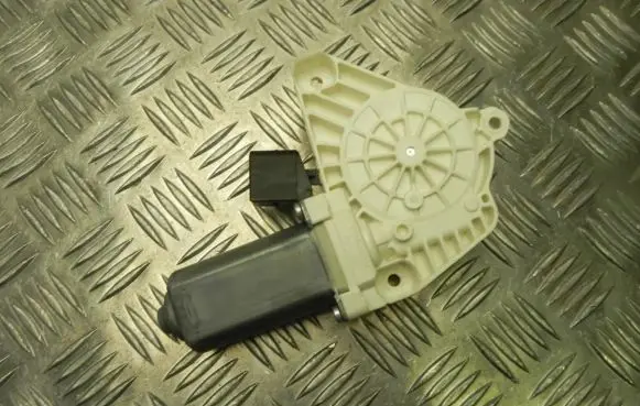 Mercedes-Benz C W205 Front door window regulator motor A0009066106 Z1053