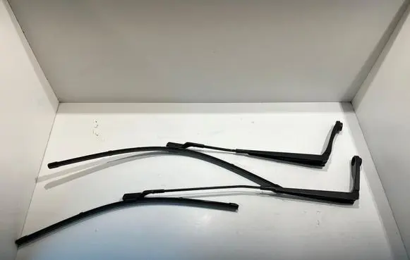 Volkswagen Touareg III Front wiper blade arm 761955410 761955409