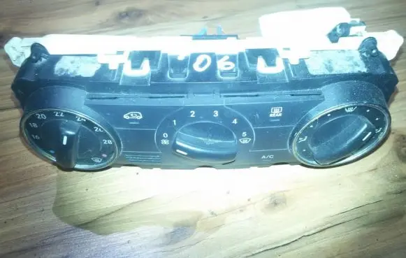 Mercedes-Benz A W169 Climate control unit 1699000900