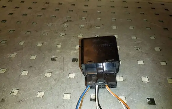Hyundai Santa Fe Window wiper relay 954202B500