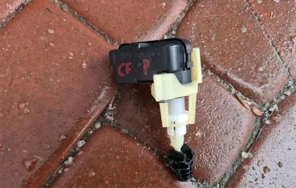 Headlight level adjustment motor