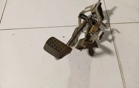 Opel Astra H Brake pedal 