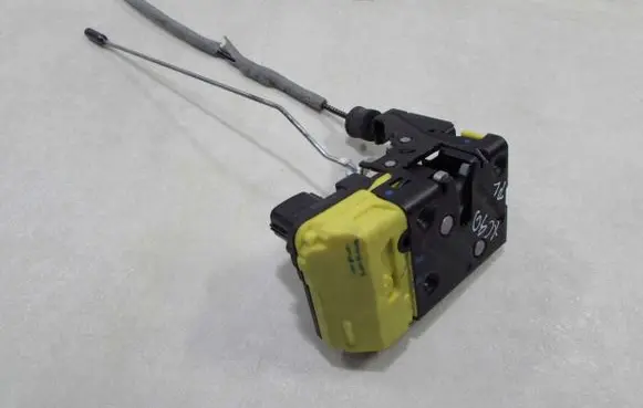 Volvo XC90 Front door lock 30699747 48627