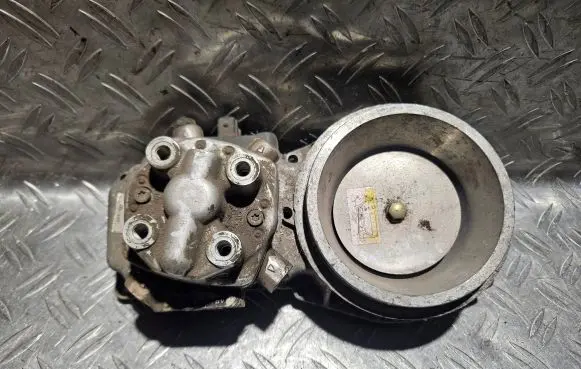 Volkswagen PASSAT B3 Fuel distributor 0438121076 051133353