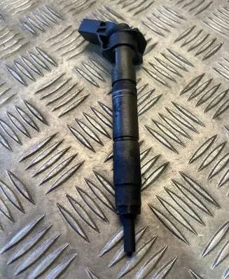 Mercedes-Benz C W204 Fuel injector a6420701387