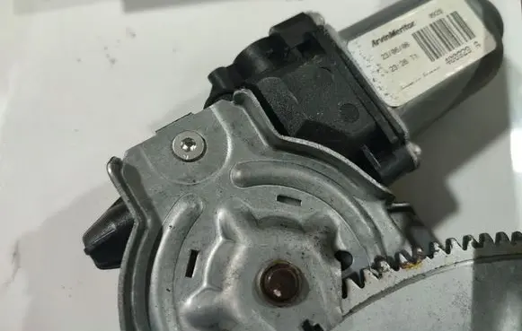 Nissan Note (E11) Rear door window regulator motor 400929