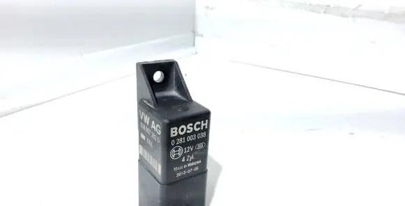 Volkswagen PASSAT B6 Glow plug pre-heat relay 038907281D 0281003038